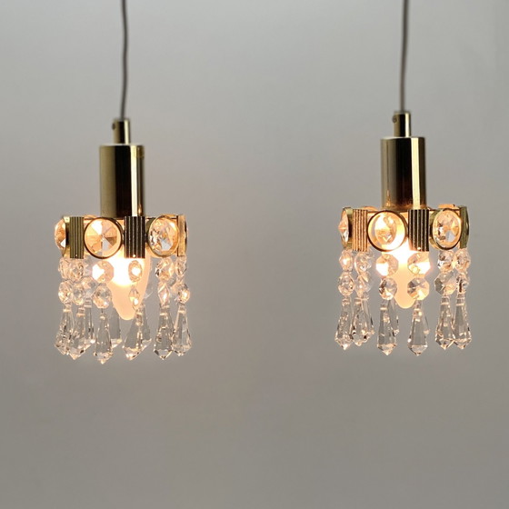 Image 1 of Twee verguld messing en kristallen hanglampen, door Palwa, Design 1960, Hollywood Regency.