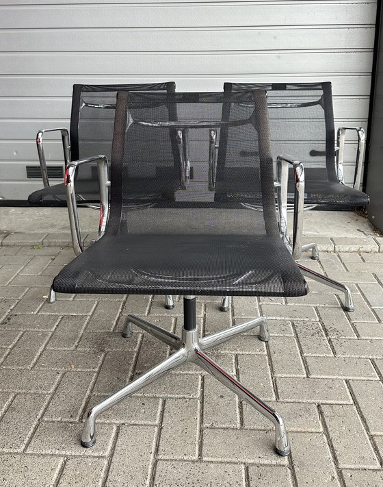 Image 1 of 3x Vitra EA 108 design draaistoelen