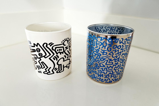 Image 1 of Dos jarrones firmados por Keith Haring - Cristal opalino - Estilo Pop Art