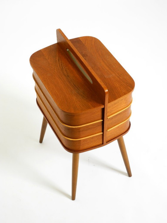 Image 1 of Prachtige originele teakhouten naaidoos uit het midden van de 20e eeuw met scharnierende vakken.