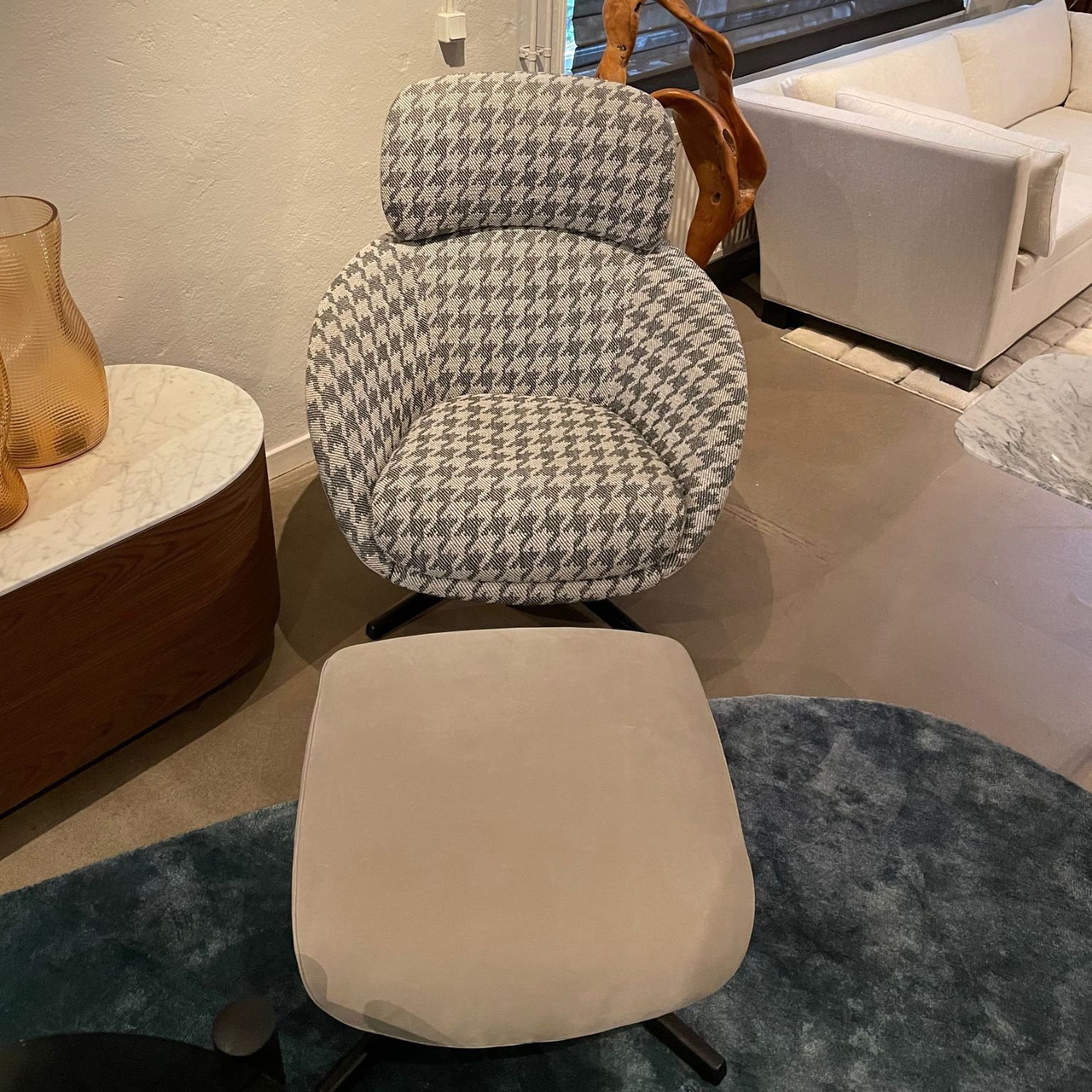 Poltrona Minotti Russell con pouf | €6,500 | Whoppah