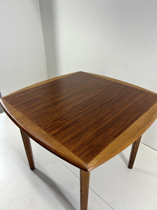 Loui van teefelen klap tafel met stoeltjes die nieuw gestoffeerd zijn