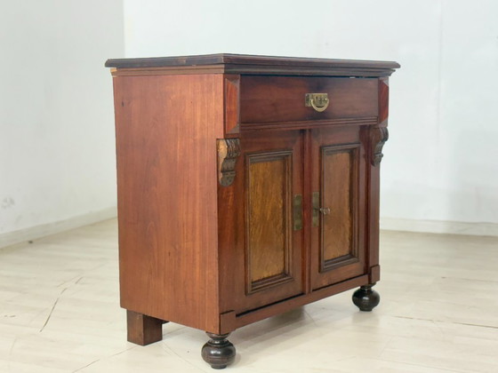 Image 1 of Prachtige antieke Gründerzeit (eind 19e eeuw) vertiko ladekast circa 1900 – elegant walnotenfineer en messing beslag.