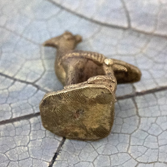 Image 1 of Peso per bilancia antico in ottone, serpentario africano con pulcini
