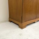 Antik-Kleiderschrank vom Flohmarkt mit abnehmbaren Hänge- und Regalelementen im Art-Deco-Stil