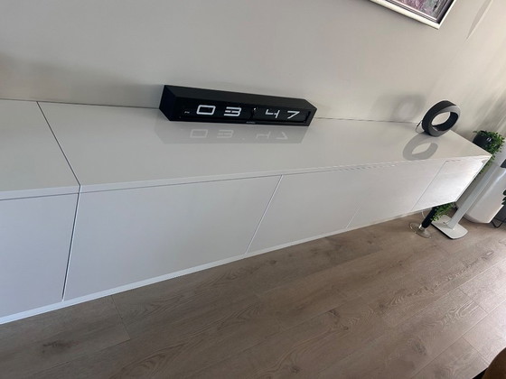 Hochglanzweißes schwebendes Sideboard – Ramakers Interieurprojecten (photo 6 of 6)