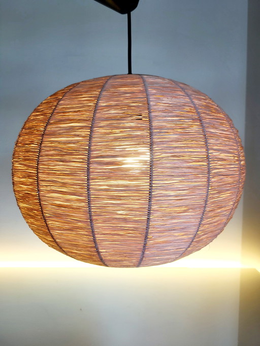 Lampe pendante vintage de style bohémien, couleur rose avec finition en bois, supposée datant des années 1960