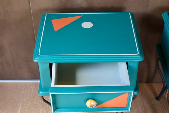 Image 1 of Memphis Twins – comodini postmoderni nei colori verde acqua e arancione toscano.