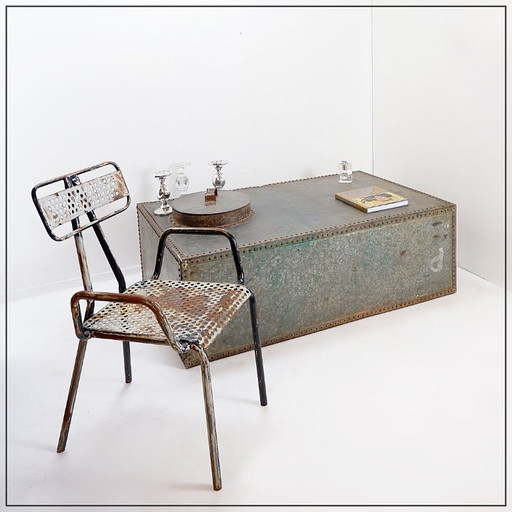 Ancienne citerne galvanisée et rivetée en cuivre - Table basse industrielle