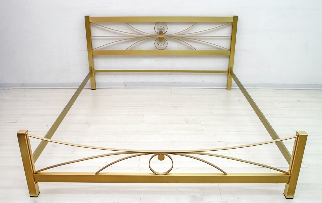 Letto matrimoniale in ottone satinato e dorato di Luciano Frigerio