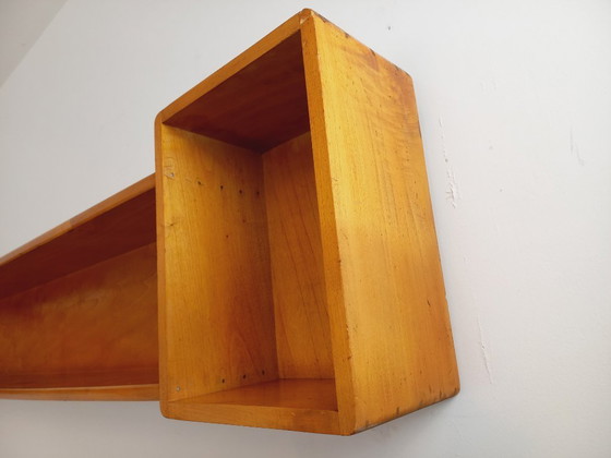 Image 1 of Vintage houten hoekwandplank uit de jaren 60/70