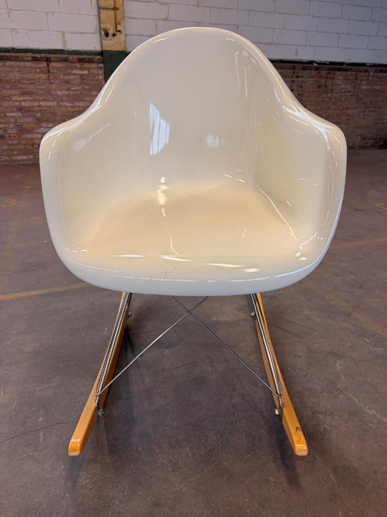 Sedia a dondolo Eames RAR, in plastica - Bianco/Cromo/Acero dorato (copia dell'originale) (photo 5 of 5)