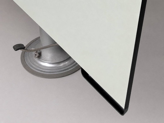 Image 1 of Hydraulischer Höhenverstellbarer Tisch mit integrierter Arbeitsleuchte von Nike Eskilstuna, Schweden, 1950er Jahre