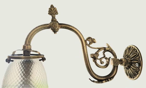 Image 1 of Wandleuchte im Stil Louis XVI. – Um 1930 – Ziselierte Bronze und Glaskugel aus Opalglas