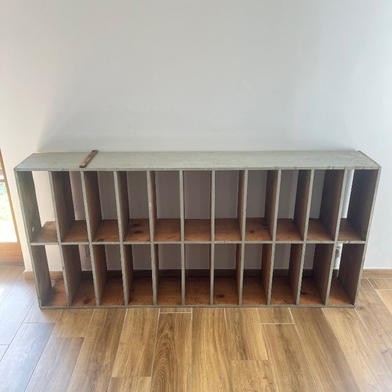 Image 1 of Großer antiker Werkstattschrank mit patinierten Holzfächern, 20. Jahrhundert.