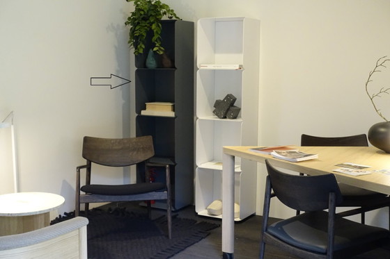 Image 1 of Mueble de diseño 'Collar' de Nendo (Quodes): refinado diseño japonés en gris basalto