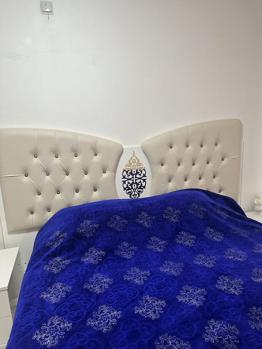 Complete slaapkamer voor te koop volledig met gordijnen en tapijt. € 500.