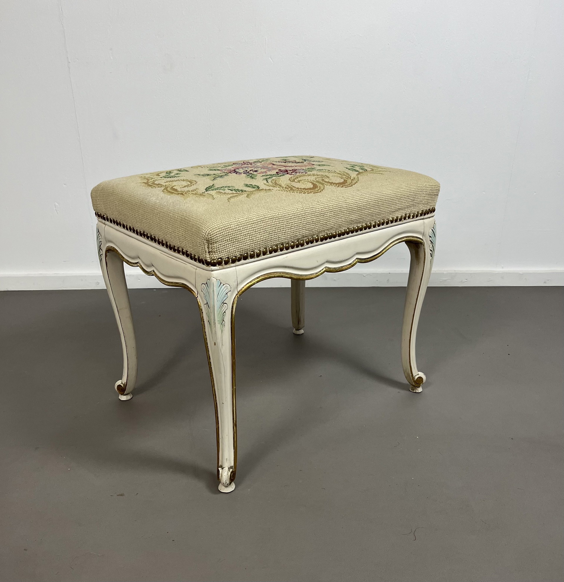 Antique vintage Italian French stool Louis XV style | €373 | Whoppah