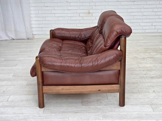 Image 1 of Schwedisches 2-Sitzer-Sofa aus den 1970er Jahren, braunes Leder mit Patina, dunkles Buchenholz.
