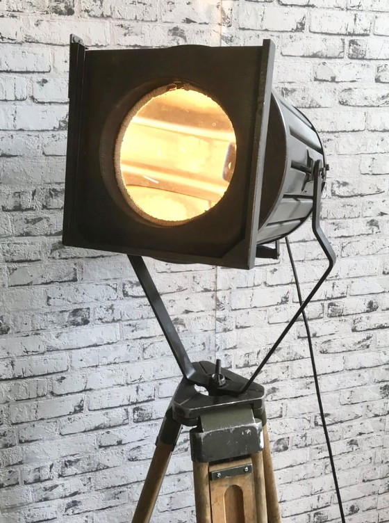 Image 1 of Faretto da teatro vintage nero su treppiede in legno, anni '60