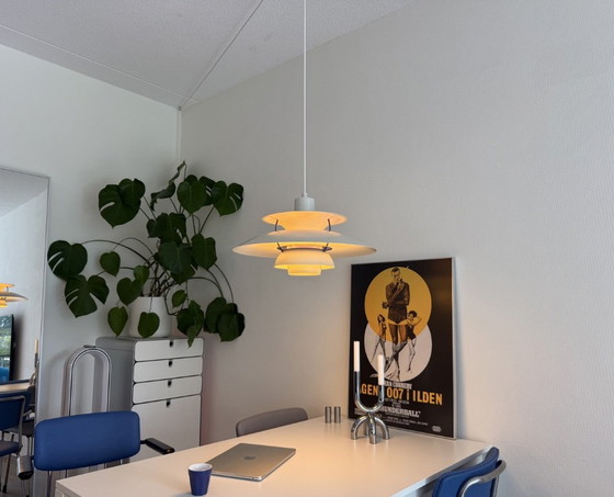 Lampada a sospensione danese Louis Poulsen PH5 di Poul Henningson – Lampade a sospensione, Aluminium (photo 3 of 38)