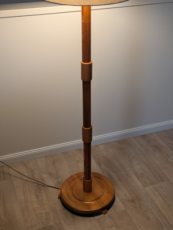 Image 1 of Lampada da terra brutalista svedese in pino – Solbackens Svarveri – anni '70 – Doppia E27