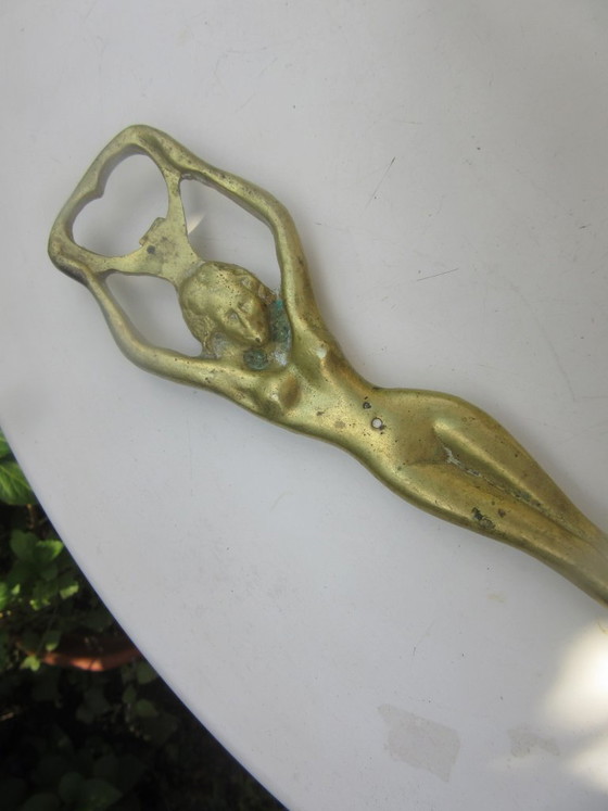 Image 1 of Vintage messing flesopener met pin-up afbeelding van een naakte vrouw (MCM).