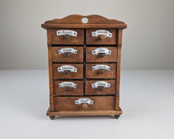 Image 1 of Armoire à épices murale rustique espagnole en bois avec étiquettes en céramique, années 1930