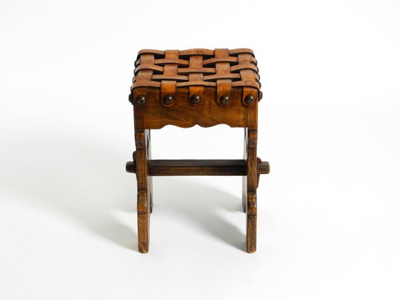 Image 1 of Bellissimo sgabello in rovere degli anni '40 con seduta realizzata con cinghie di cuoio