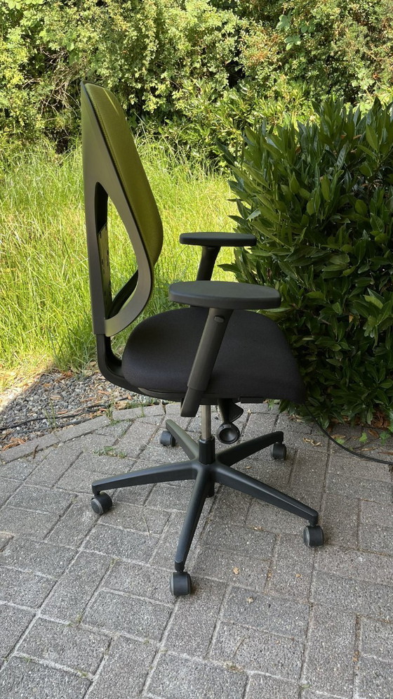Giroflex 353 – Gebrauchter Bürostuhl mit Netzgewebe-Rückenlehne, Stuhlgröße 5 – Bürostühle, Textile (photo 5 of 6)