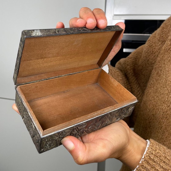 Image 1 of Caja japonesa para baratijas o joyas de metal y madera con forma de dragón