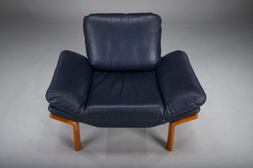 Poltrona danese in teak e pelle blu navy di Komfort, anni '70