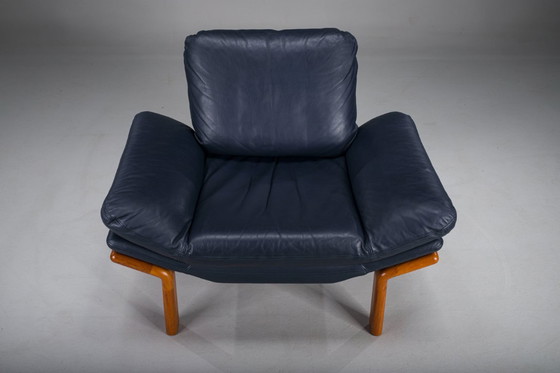 Image 1 of Poltrona danese in teak e pelle blu navy di Komfort, anni '70