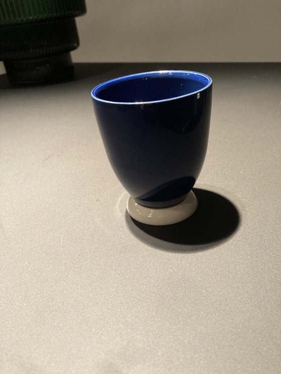 Image 1 of Coupe bleu cobalt avec peinture Delftware sur le fond