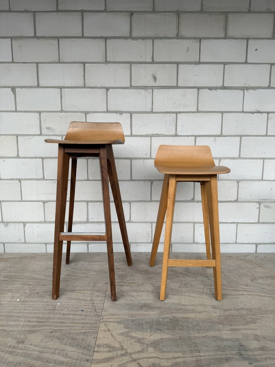 Image 1 of Zeitraum Morph Taburete Alto Nogal Americano