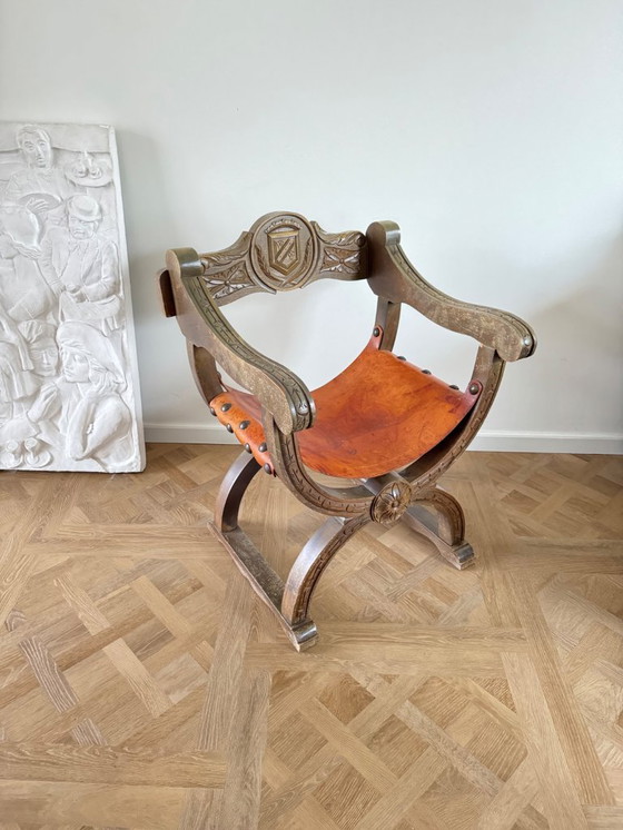 Image 1 of Sedia Savonarola intagliata d'epoca