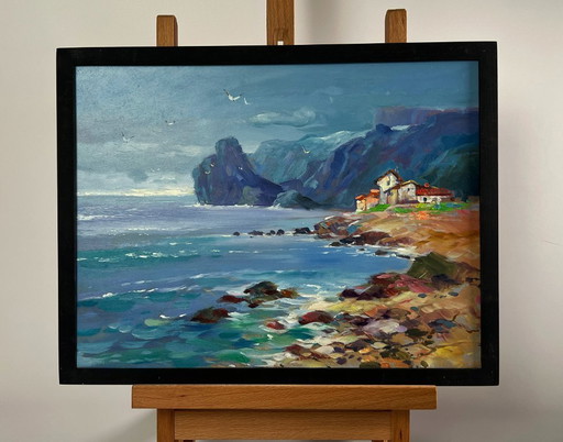 Pintura al óleo original: Paisaje costero rocoso, mar y ambiente acogedor de pueblo.