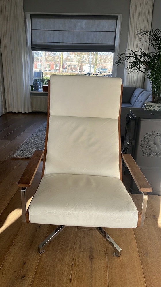 Image 1 of Fauteuil pivotant Lotus de Rob Parry, cuir blanc, teck