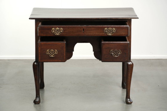 Elegant 18th-century English oak lowboy/side table with a luxurious appearance – Wood (photo 3 of 11)