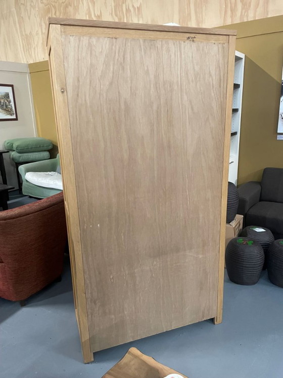 Image 1 of Moderner heller Eichenschrank