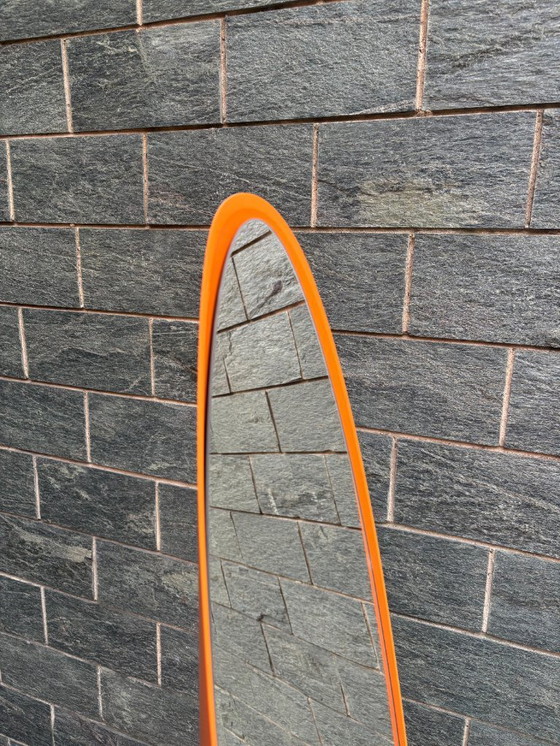 Image 1 of Modèle de miroir à ongles et de rouge à lèvres