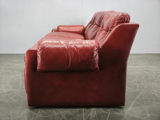 Divano tre posti in pelle rossa danese moderno anni '70, design scandinavo, Divani 3 posti, Legno, Rosso (foto 14 di 15)