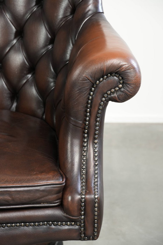 Image 1 of Silla de oficina Chesterfield antigua de piel de vaca marrón con ruedas, de lujoso estilo inglés.
