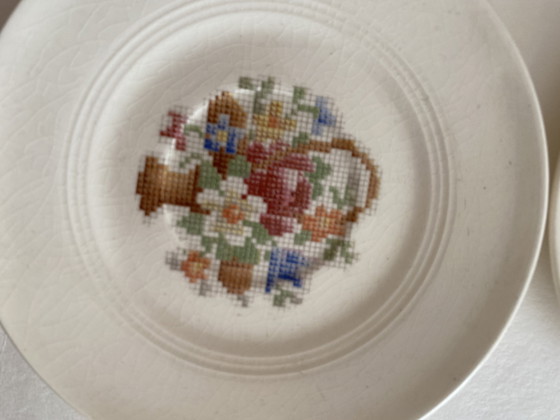 Image 1 of Cesta de porcelana Salem, fabricada en EE. UU. aproximadamente en 1950.