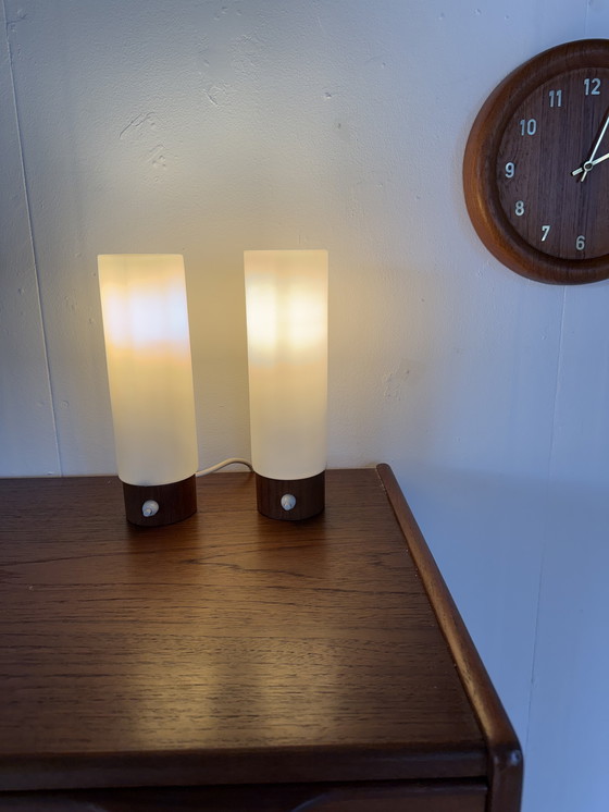 Image 1 of 2x vintage teak & plexiglas bedlampjes ‘60