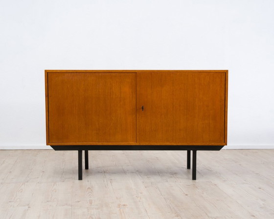 Image 1 of Cassettiera a due ante in teak degli anni '60 con struttura in metallo nero.