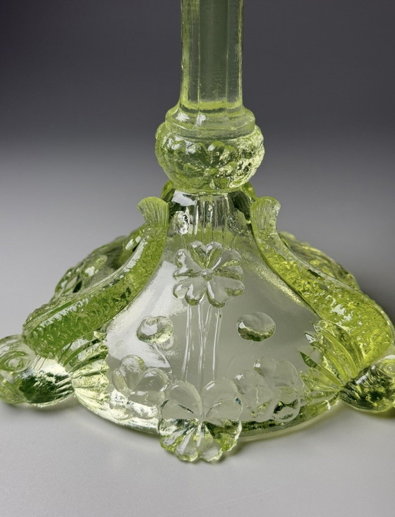 Paar antieke kandelaars van uraniumglas in de vorm van een dolfijn – Vallerysthal & Portieux, Frankrijk, (photo 7 of 15)
