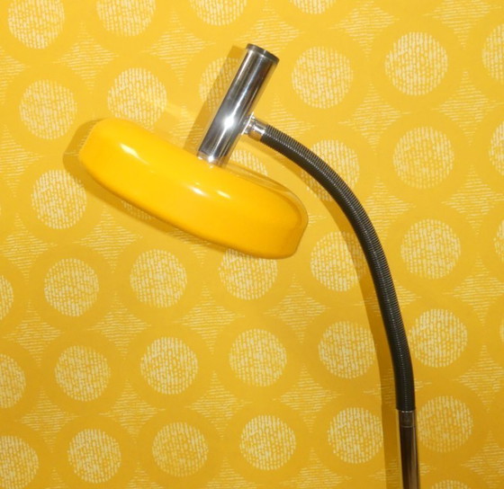 Image 1 of Lampada da terra grande anni '70 giallo/cromo a collo di cigno orientabile