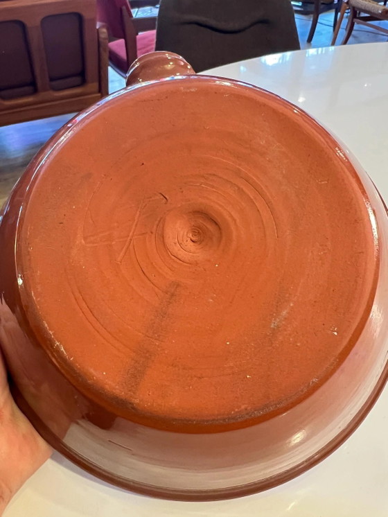 Vintage Pudding Kom | Mid-Century Keramiek | Terracotta buitenkant, Blauwe binnenkant met bloemmotief (photo 3 of 5)