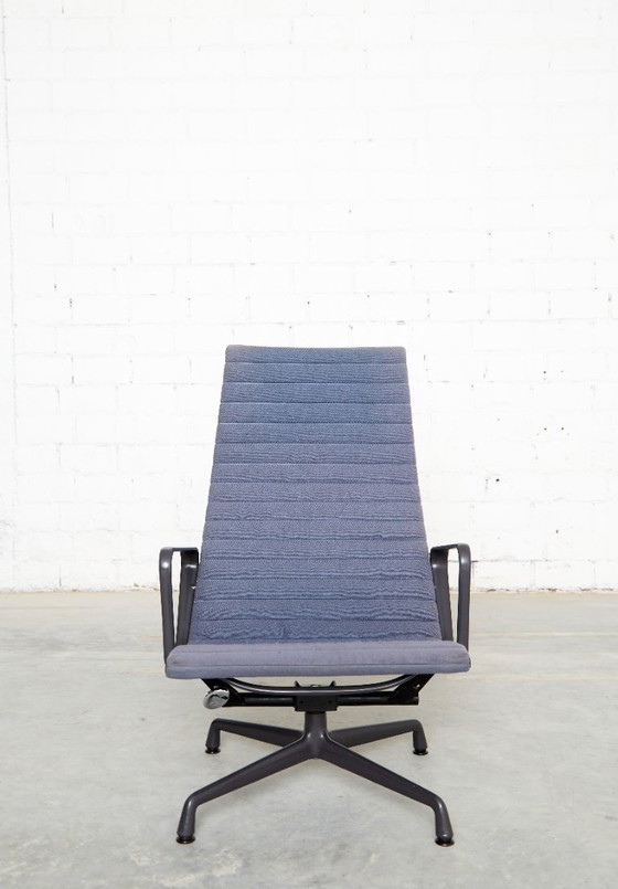Charles & Ray Eames Stoel EA124 & Ottomane EA125 voor Vitra/Herman Miller – Verstelbare relaxstoel, Textiel (photo 7 of 20)